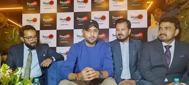 Tushar Kumar with Harbhajan Singh at the launch of the gaming centre